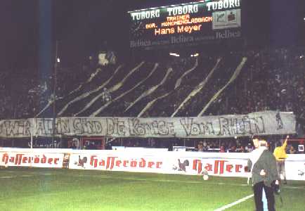 Borussia v. Kln   Spruchband: Wir-Allein-Sind-Die-Knige-Vom-Rhein